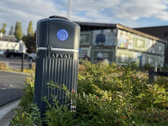 Peuk erin sticker op vuilbak